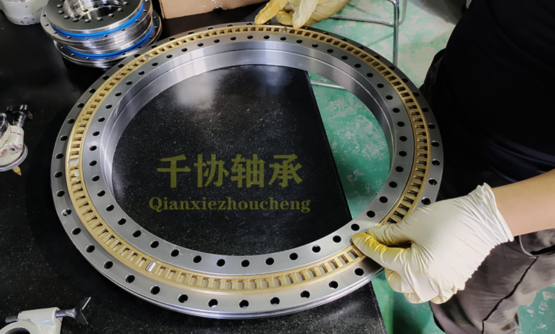 轉(zhuǎn)臺軸承需要預(yù)緊嗎？預(yù)緊的目的和方法